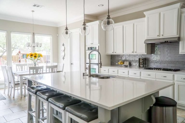 Clean and pristine kitchen and kitchen counter Evie’s Cleaners